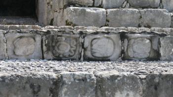 Hieroglyphen an Treppenstufen