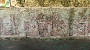 Maskenreliefs am Templo de los mascarones