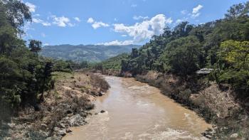 Rio Shumulja, nach Regenfällen voll und trübe