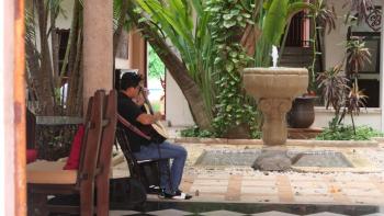 Gitarrenspieler in einem Innenhof