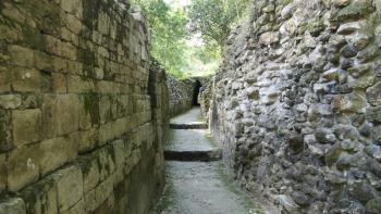 Becán Hohlgasse mit Tunnel