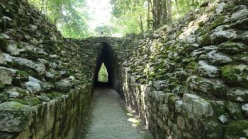Becán Hohlgasse mit Tunnel