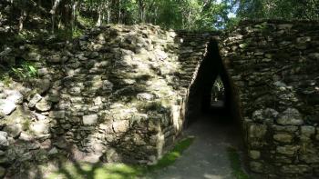 Becán Hohlgasse mit Tunnel