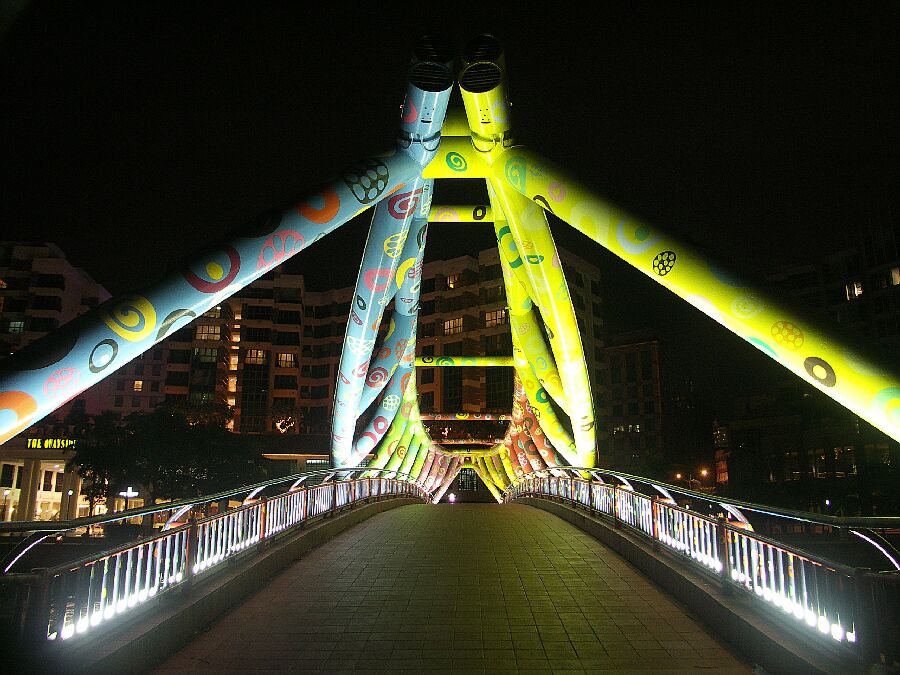 Ãœber diese Brücke kamen wir in die Innenstadt