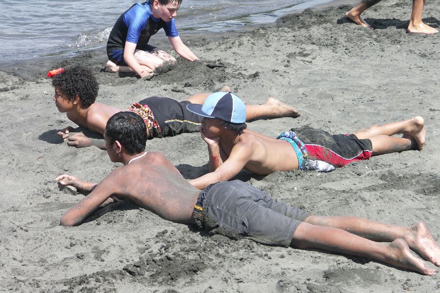 Raglan, Kinder am Strand