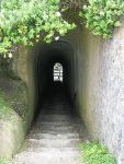 Durch diesen Tunnel kommt man zur Tunnelbeach