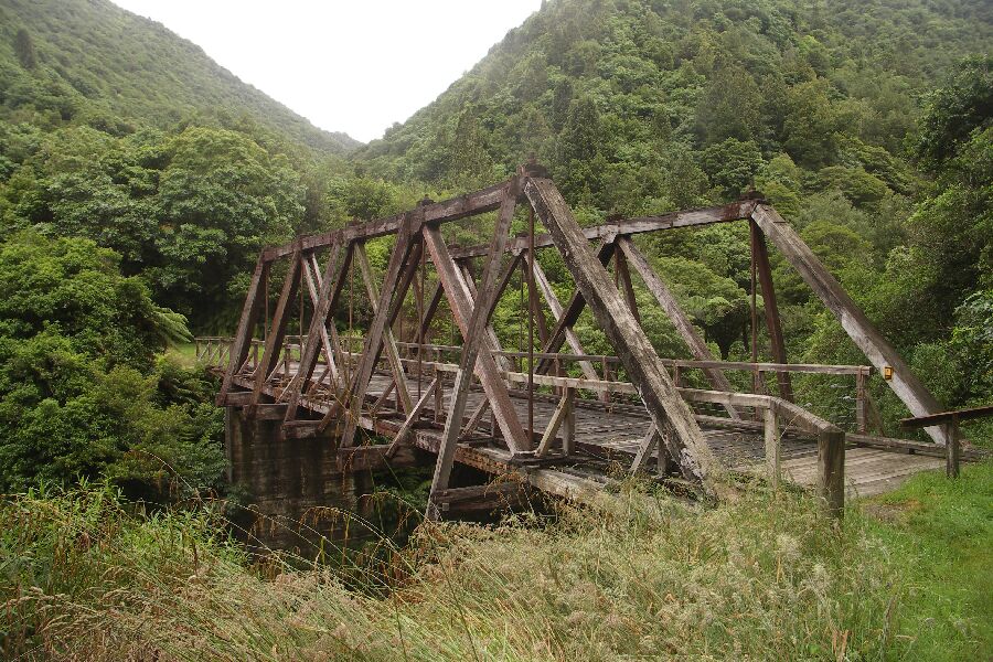 Maganuku Bridge, Zugang zu den Wanderwegen