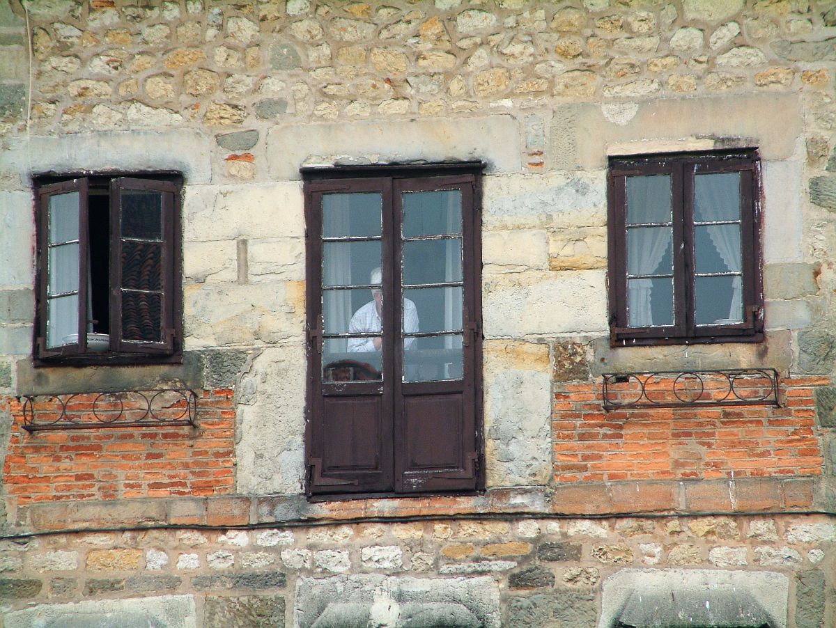 Santillana del Mar- Neugier hinter Gardinen