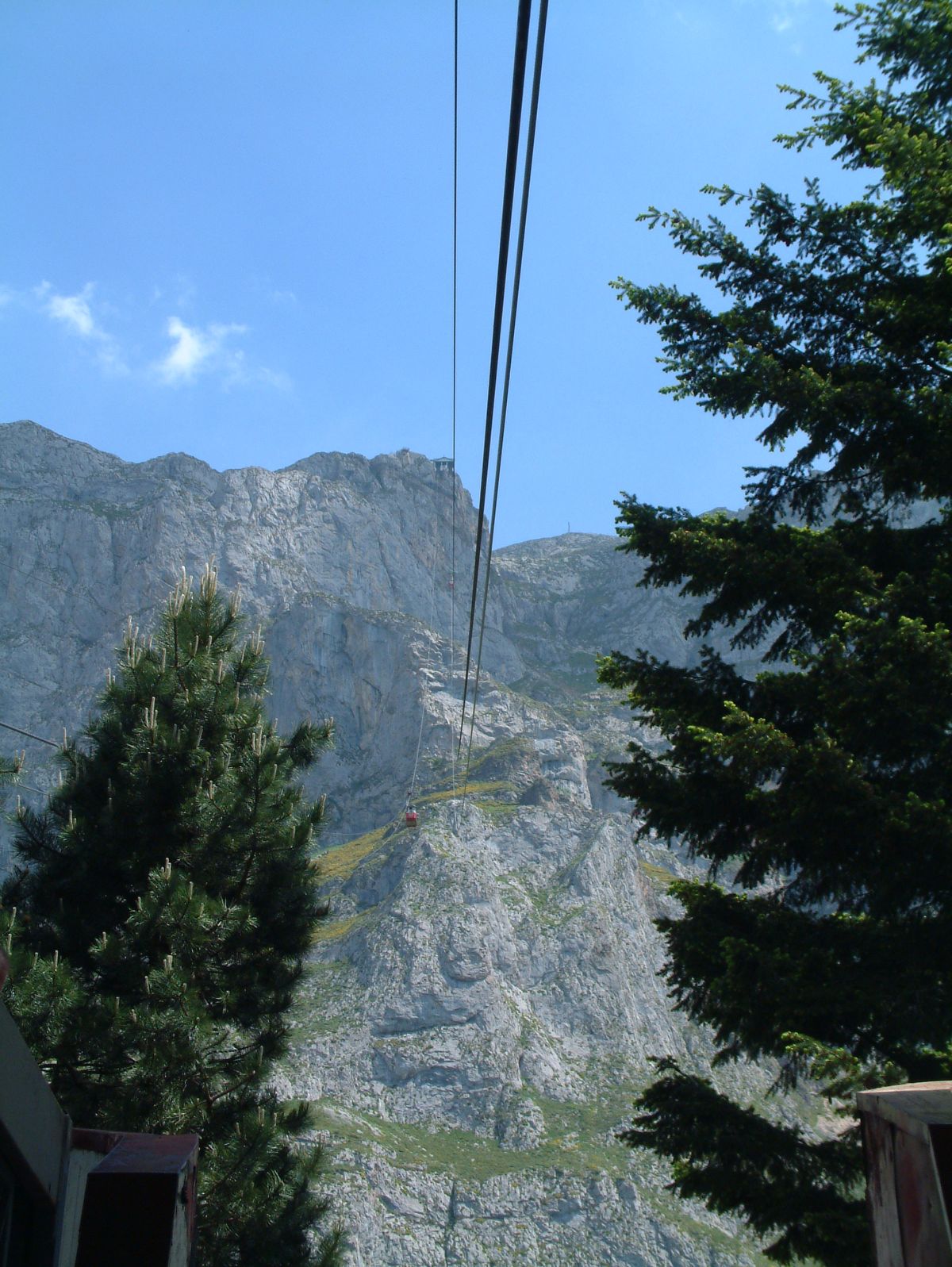 dort hoch geht es mit der Seilbahn