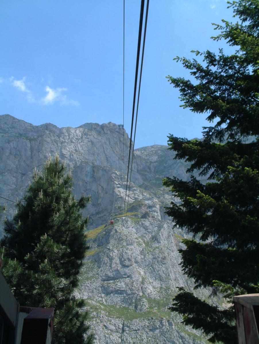 dort hoch geht es mit der Seilbahn