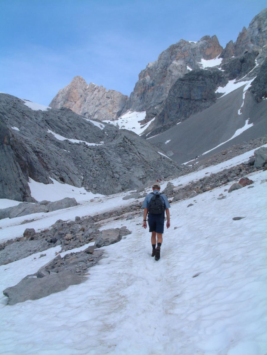 erste Schneefeldquerung (in kurzen Hosen)