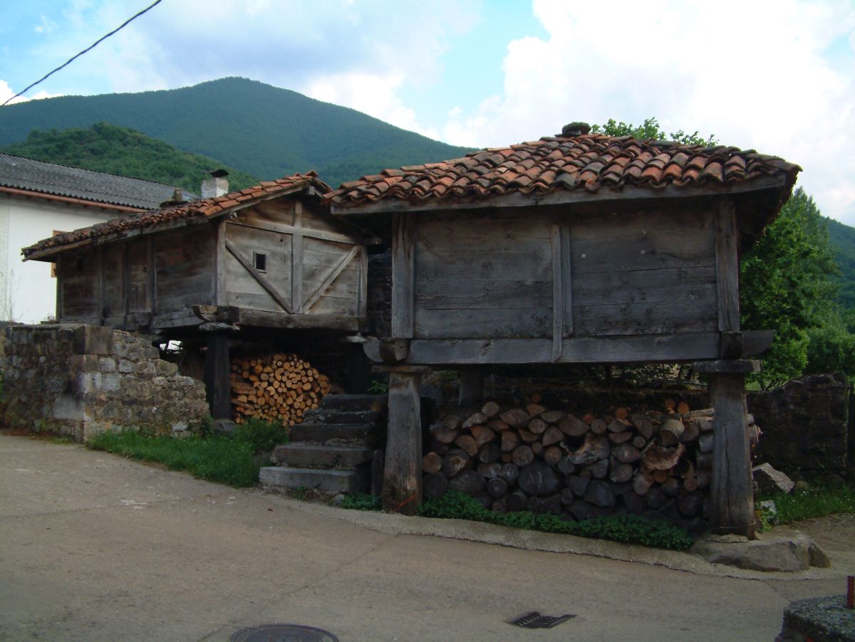 Posada de Valdeón- Speicherhaus auf Granitsäulen