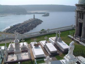 Friedhof an Steilküste, Luarca