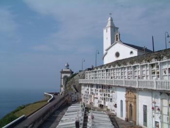 Friedhof an Steilküste, Luarca