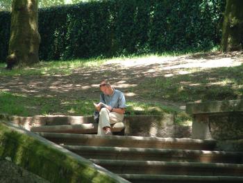 André beim Studium des Reiseführers