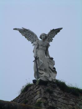 Engel mit einem Schwert auf dem Friedhof von Comillas