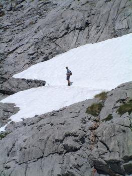 Picos de Europa- André auf Schneefeld
