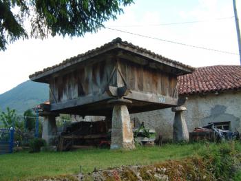 Posada de Valdeón- Speicherhaus auf Granitsäulen