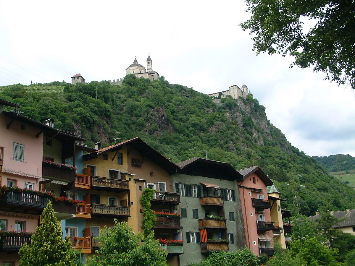 Blick hinauf zum Kloster Säben