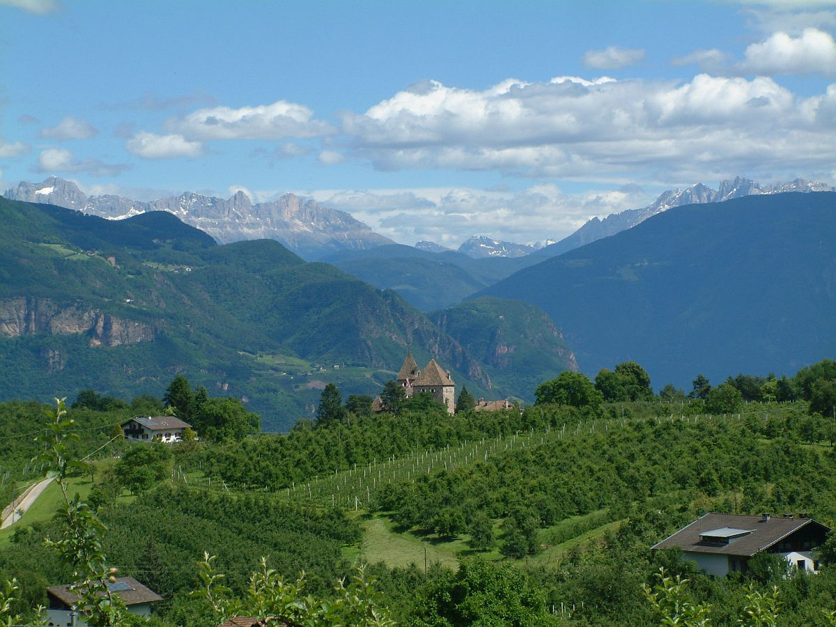 Blick zum Schloss Wehrburg