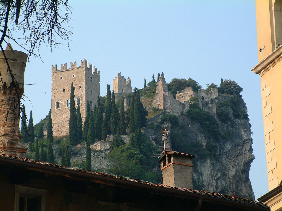 Castello di Arco von unten