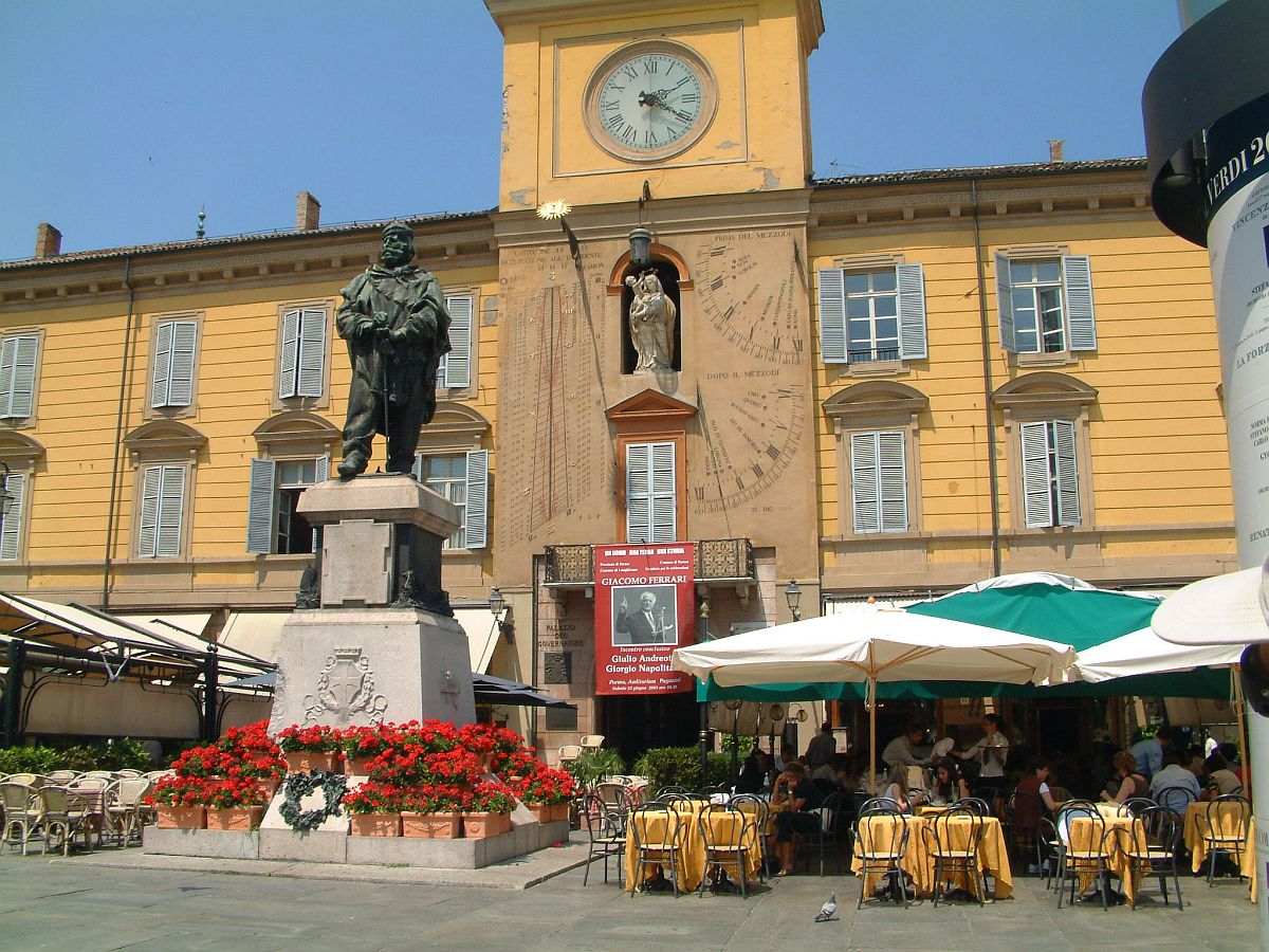 Palazzo del Governatore an der Piazza Garibaldi