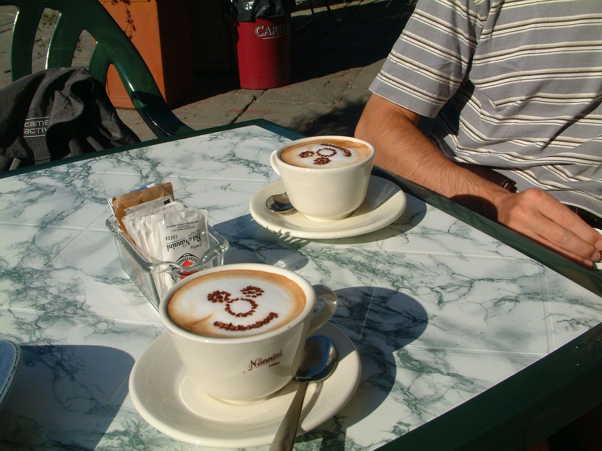 Morgen-Cappuchino der Freude macht