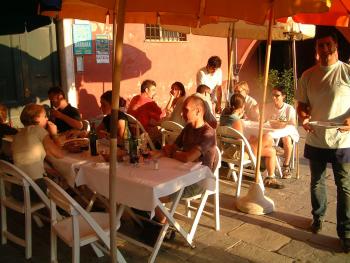 In der Pizzeria in Vernazza, essen in der Abendsonne