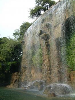 Wasserfall auf Colline Du Château