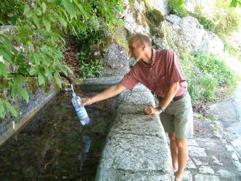 Wasserflaschen auffüllen am Brunnen 