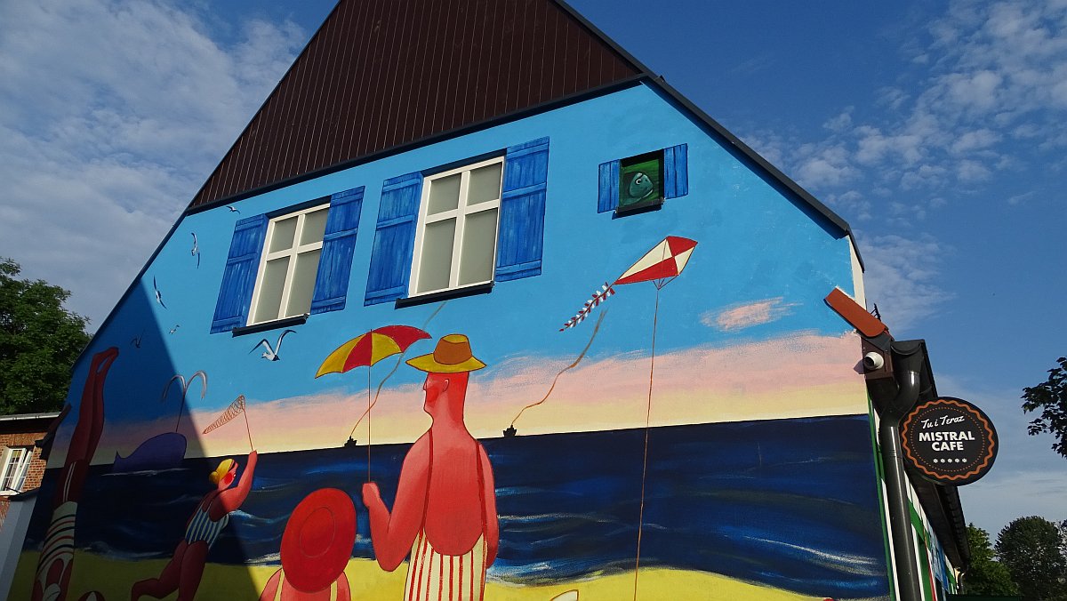 witziges Haus mit traurigem Fisch (oben rechts Fenster)