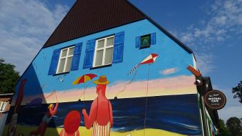 witziges Haus mit traurigem Fisch (oben rechts Fenster)