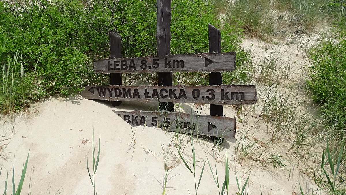 Wegweiser zur Lontzkedüne, langsam im Sand versinkend