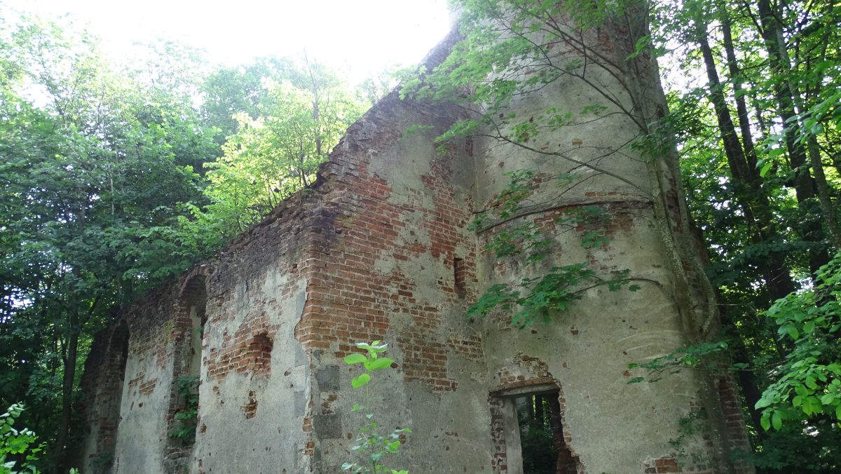 Kirchenruine in Karwinden