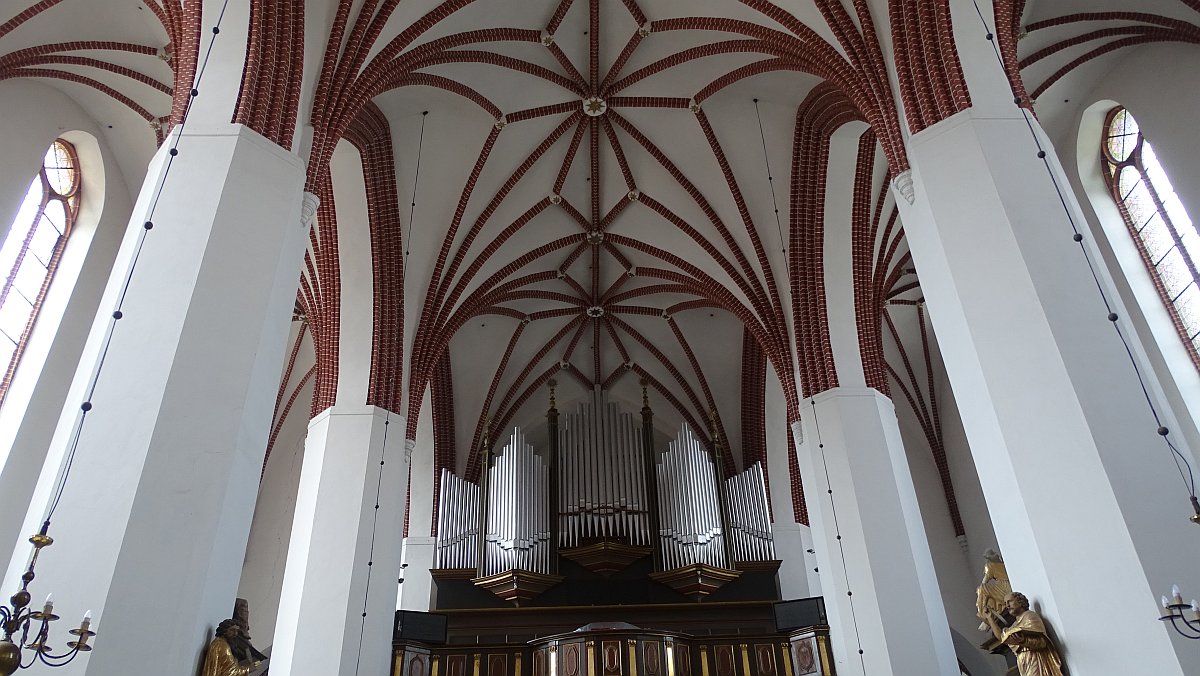 das Innere von St. Peter und Paul ist außergewöhnlich schlicht