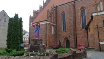 farbenfroher Jesus vor Pfarrkirche St. Peter und Paul