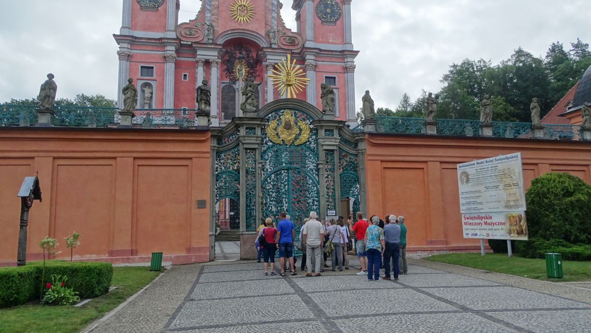 deutsche Busrentner vor der Wallfahrtskirche Heiligelinde