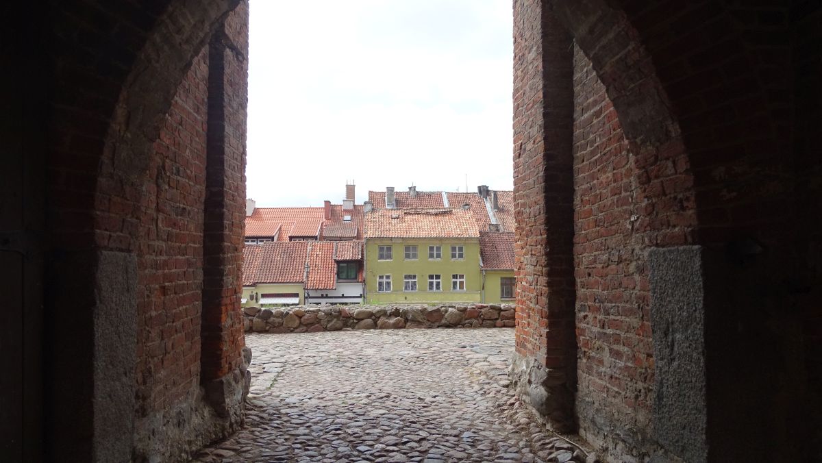 Blick durch die Burgpforte zur Stadt