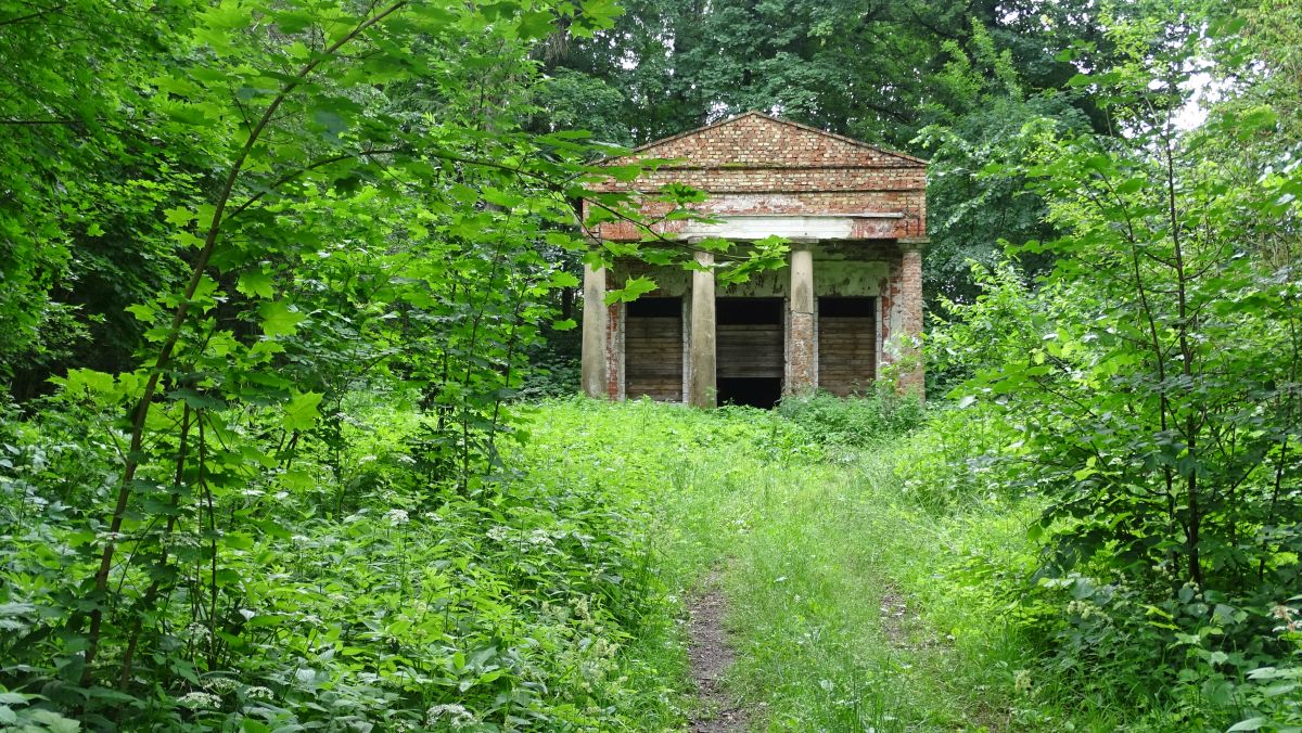 verfallener Tempel in Schlosspark Steinort