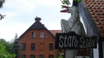 Alte Schule in Haarschen (Harsz) mit Storch natürlich