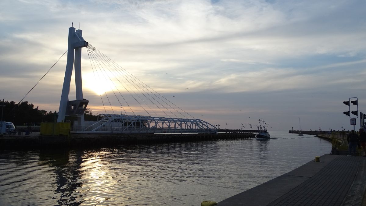 Hafeneinfahrt Stolpmünde mit Schwenkbrücke