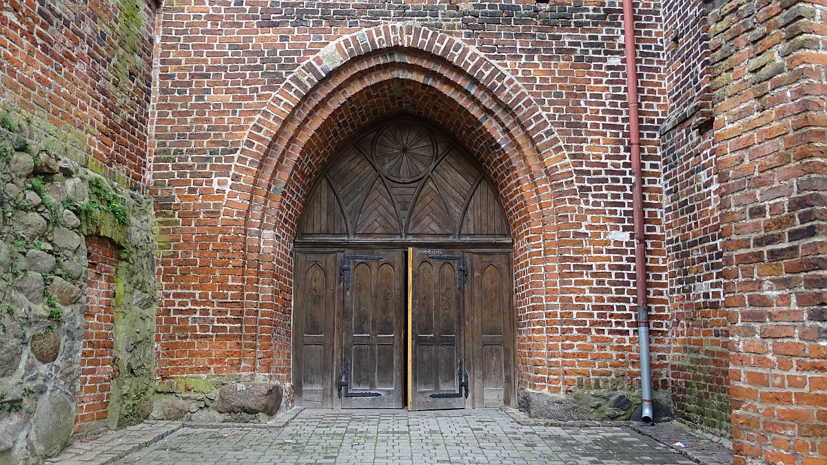 Eingang zur St.-Georg-Kirche in Rastenburg
