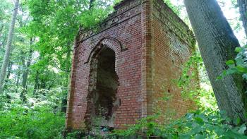 geplünderte Grabkapelle im Schlosspark Steinort