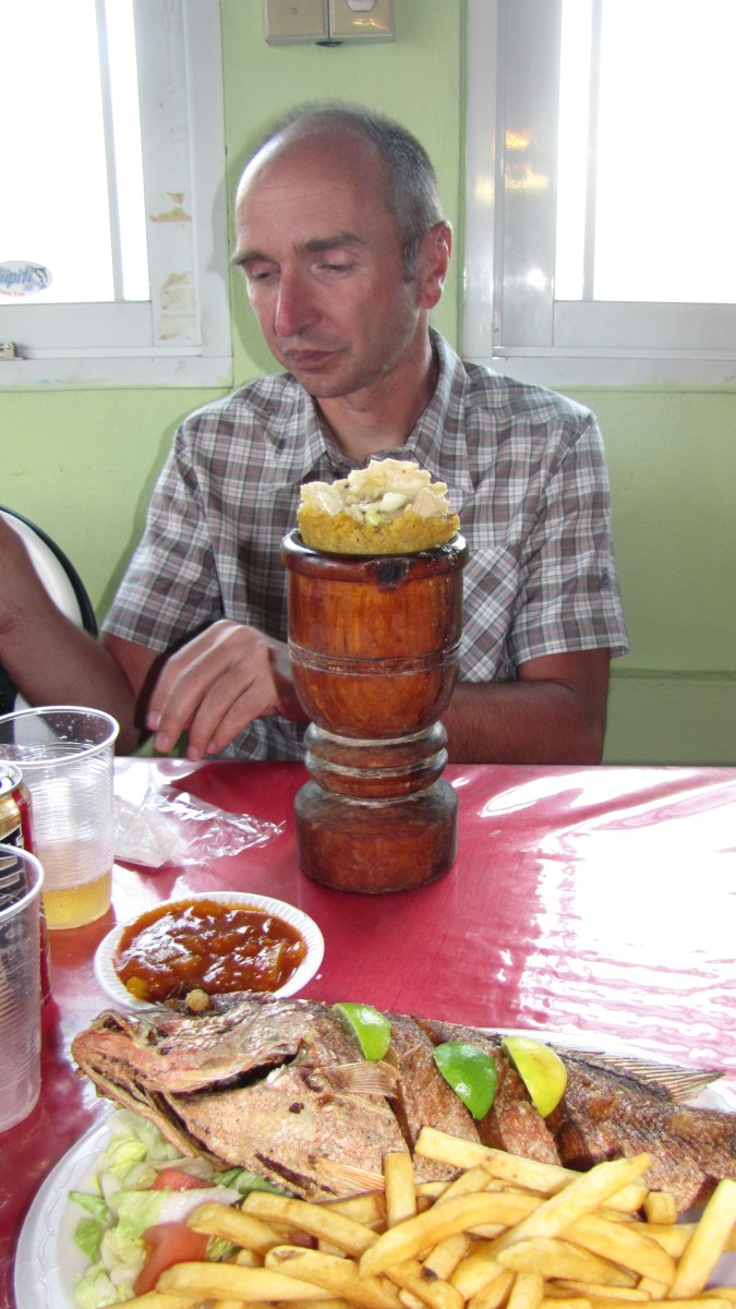 André probiert Mofongo