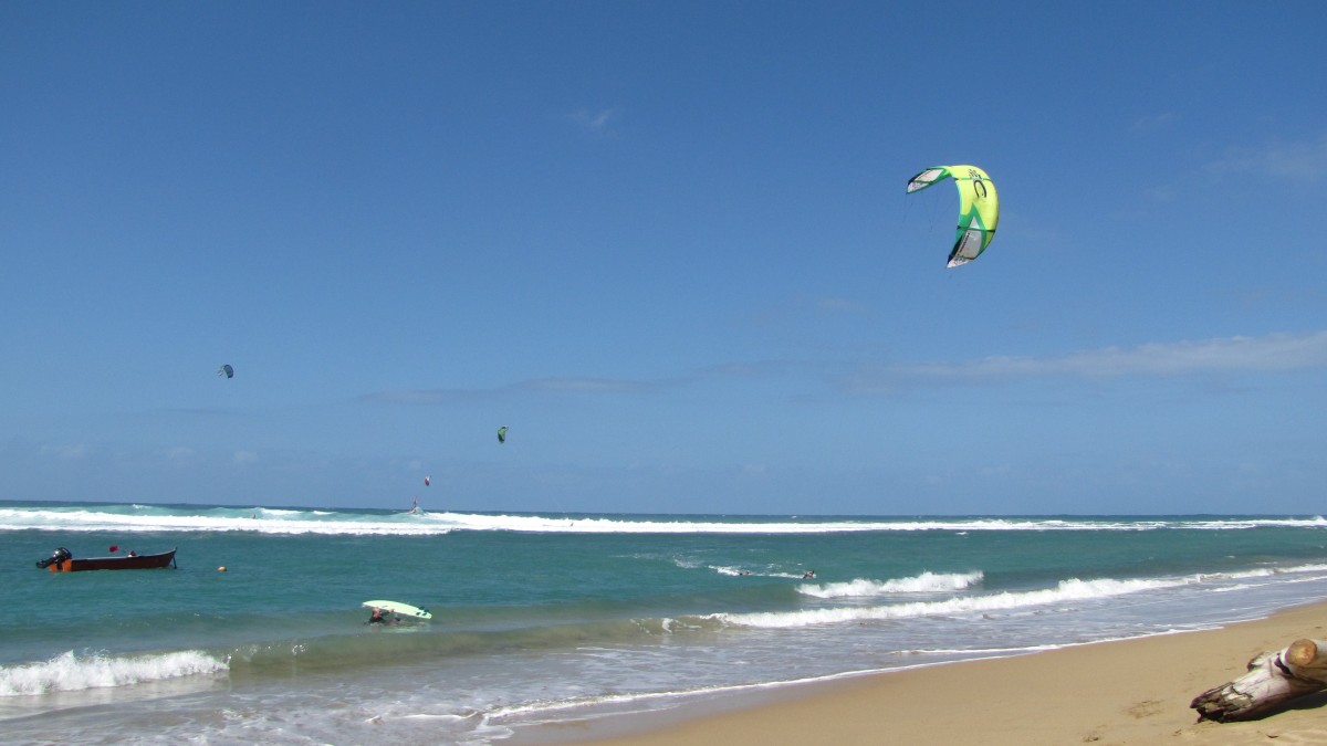 Kitesurfer am Strand in Isabela