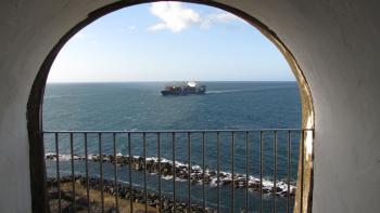 Frachter mit Kurs zum Hafen San Juan