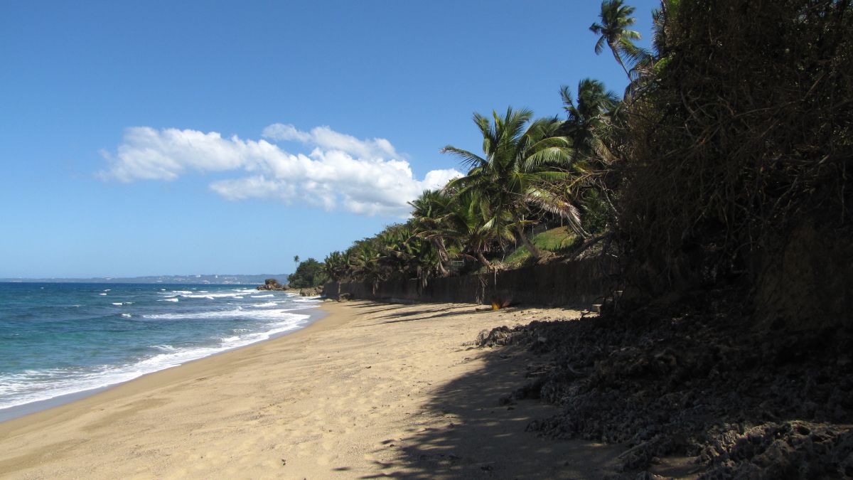 Wanderweg an der Küste bei Rincón- an Ende ein Traumstrand