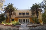 Eloussa, alte italienische Gebäude an der Platia