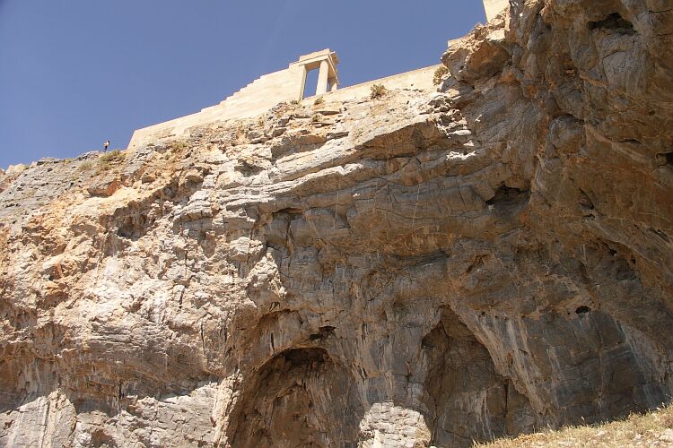 Höhle des Lindos-Felsens, oben Akropolis mit Fotografin