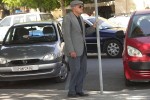 Rhodos hat Rentner abgestellt, die Straßenschilder vorm Umfallen zu bewahren